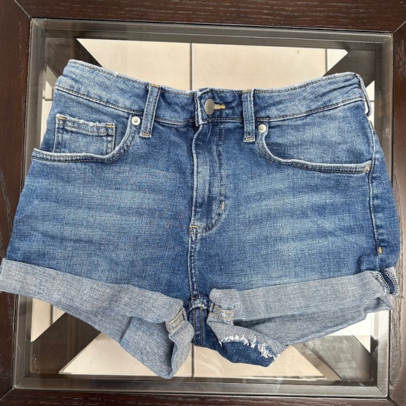 *H&M* Medium Wash Denim Cuffed Short Size 4 - Picture 1 of 6
